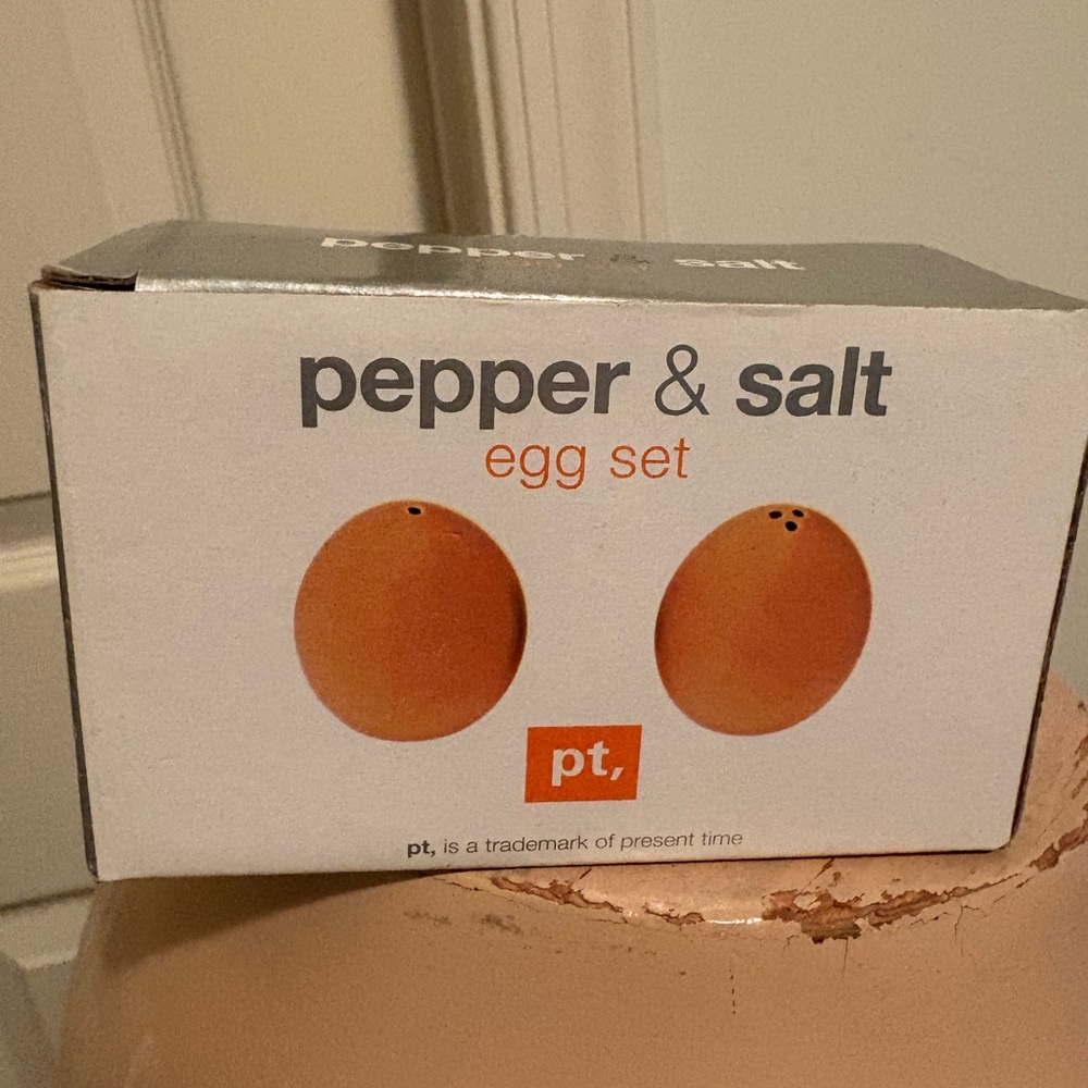 pt  Egg Shaped Pepper & Salt Set nwb